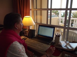 Barbara Schlüter bei der Arbeit in ihrem Apartment im Hotel Sol, wo sie während ihrer La Palma-Aufenthalte wohnt: Dem Schreiben geht allerdings eine monatelange Recherche voran. Foto: La Palma 24
