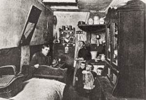 Wohnkammer um 1900: Bestenfalls sah es bei den Arbeitern damals so aus. Foto: Berliner Mieterverein
