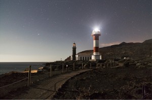 Der Leuchtturm bei den Salinen im Süden von La Palma unterm Sternenhimmel: Erinnerung an einen schönen Urlaub auf der Isla Bonita für zuhause.