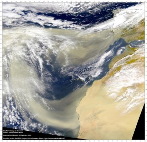 Sandfahnen eines Saharasturms: Erreichen die Kanaren und Kap Verden und ziehen sich je nach Windstärke weiter über den Atlantik bis Süd- oder Nordamerika. Foto: NASA