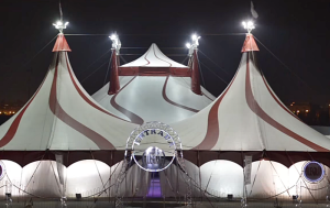 Circo Alegría: beheiztes Zelt beim Hafen von Santa Cruz de La Palma lädt zur Wassershow ein.