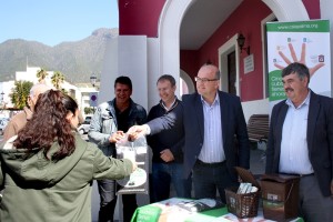 Beutel mit Kompost für die Bürger in El Paso: Inselpräsident Anselmo Pestana bedankte sich persönlich für die Mitarbeit beim Pilotprojekt Braune Tonne.