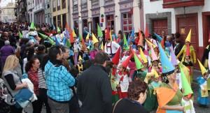 Auch die Kleinsten dürfen mit: hunderte von Kindern und Schülern beim großen Eröffnungsumzug des Karnevals in Santa Cruz de La Palma. Foto: Stadt