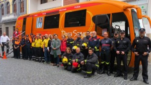 Mitglieder von Hilfsorganisationen auf La Palma: werben für die Blutspende. Foto: Santa Cruz