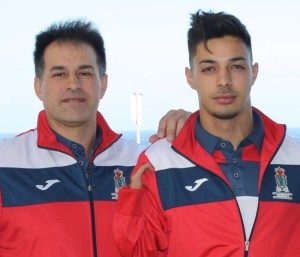 Carlos Pérez mit Papa: Der junge Palmero ist Spanischer Meister im Speerwurf. Foto: Cabildo