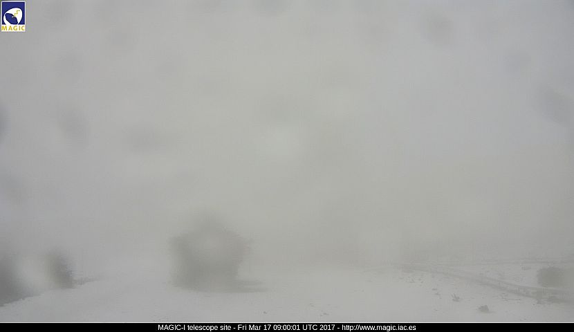 Das MAGIC-Tele am Freitagmorgen: im Nebel und Schneetreiben kaum zu erkennen. Foto: Webcam