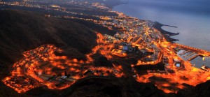 Santa Cruz bei Nacht hell erleuchtet: Vielleicht geht ja auch dem Stadtrat