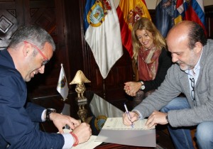 15.000 Euro fürs Festival Internacional de Música La Palma 2017: Hauptstadtbürgermeister Sergio Matos und ACAPO-Tenor Jorge Perdigón unterschreiben das Förderabkommen. Foto: Stadt