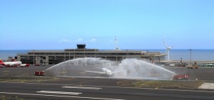 Wasserbogen auf dem Airport SPC: Good bye für den letzten Flieger von Primera Air im Winter 2016/17. Foto: Airport SPC