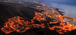 Diese Aufnahme zeigt es: viel Verkehr auch noch nachts in Santa Cruz de La Palma. Die Stadt stellt nun die Weichen für eine Zukunft mit "sauberen" Autos. Foto: Fernando Rodríguez Palmeros en el Mundo