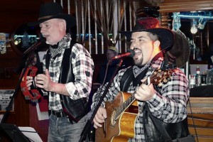 Thomas Papst (links): Der Alleinunterhalter hat feste Konzerttermine in Laly´s Bar und tritt ab und zu als Country-Duo Tommy und Charly auf. 