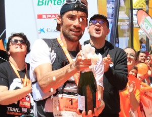 Luis Alberto Hernando kommt nach langem Hin und Her doch zur Transvulcania 2017: Inselpräsident Anselmo Pestana (hinten rechts) und Sporträtin Ascención Rodríguez freuen sich wie schon beim dritten Ultra-Sieg des Weltmeisters bei der Transvulcania 2016. Foto: La Palma 24