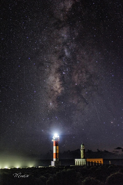 Die Südleuttürme unterm Sternenhimmel: warnen und informieren. Foto: Montserrat Alejandre