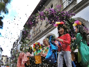 Batalla de Flores: Beim "Blumenschlacht" genannten Umzug ist Spaß garantiert. Foto: Stadt