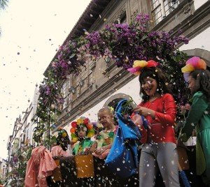 Batalla de Flores: Blumenschlacht in Santa Cruz. Foto: Stadt