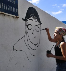 Sara Fratini: Eine der KünstlerInnen, die Santa Cruz bunter machen. Foto: Stadt