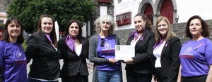 Son de Mujer mit Spendenscheck: Frauen helfen Frauen auf La Palma.