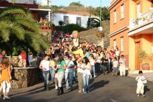 El Paso: Ankündigungsumzug zur Canales-Fiesta mit der La Pepa-Figur