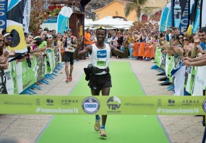 Zieleinlauf der Marathon-Cracks in Tazacorte: Auch hier wartet viele Transvulcania-begeisterte Palmeros und applaudieren. Foto: TRV-Rennleitung