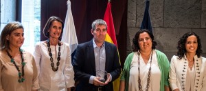 El Presidente D. Fernando Clavijo Batlle recibe a los responsables de Promotor con motivo del premio otorgado a Canarias como mejor destino Europeo en la captación de rutas Aéreas a 5 de Mayo del 2017. (Foto: Manuel Lérida/Presidencia GobCan) Esta fotografía oficial del Gobierno de Canarias es solamente para uso editorial por medios de comunicación. La fotografía no puede ser manipulada de ninguna manera y no se puede utilizar en materiales comerciales y/o políticos, publicidad, correos electrónicos, productos, promociones que de alguna manera pueda sugerir la aprobación o respaldo del Presidente, o el Gobierno de Canarias.