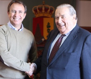 Jerónimo Saavedra (rechts) hier mit El Paso-Bürgermeister Sergio Rodríguez: Der Deputado del Común und einstige Kanarenpräsdient wird von den Politikern als auch von der kanarischen Bevölkerung hochgeschätzt. Foto: El Paso