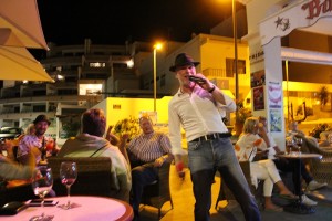 Thomas Papst in Aktion: Musik und Unterhaltung auf der Strandpromenade von Puerto Naos.