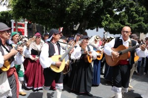 Los Llanos-City nach dem Umzug: überall wird bis in die Nachtstunden hinein musiziert. Foto: Stadt