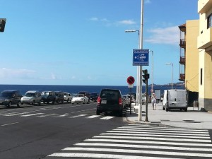 Achtung: Das blaue Schild weist auf Radarüberwachungen in der Avenida Marítima hin.