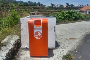 Leuchten unübersehbar orangerot: Container für Reste von Speiseöl in Fuencaliente. Foto: Gemeinde