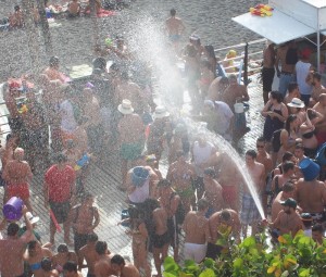 Wasserfest in Puerto Naos: viel Wasser und Musik liegen in der Luft. Foto: La Palma 24