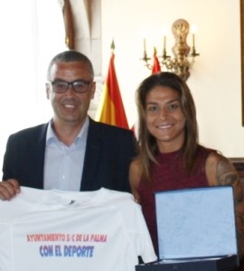 Hauptstadt-Bürgermeister Sergio Matos: Handshake mit der Topp-Fußballerin