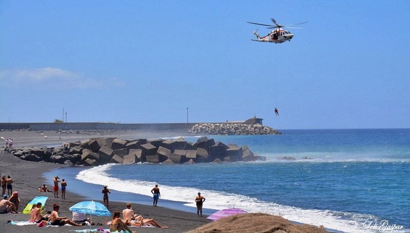 War nur eine Übung, aber die Besucher des Strandes von Tazacorte schauten fasziniert zu: Der Seenotrettungshubschrauber und das Rote Kreuz 