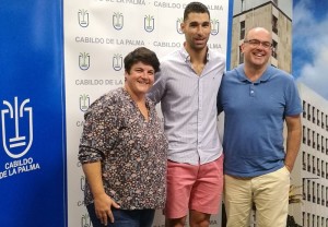 Samuel García: schnellster Palmero wird vom Inselpräsidenten und der Inselsporträtin empfangen. Foto: Cabildo