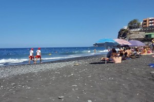 Socorristas in Puerto Naos: Der Strand ist im Sommer proppenvoll, da müssen die Life-Guards aufpassen wie die Luchse. Foto: Los Llanos