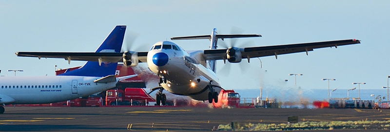 Augustbilanz Airport SPC: sehr gut. Die staatliche Flughafenbetreibergesellschaft AENA hat im August 2017 auf dem Airport von Santa Cruz de La Palma (SPC) mehr als 119.000 startende und landende Passagiere gezählt – ein Plus von 15,4 Prozent gegenüber dem Vorjahresmonat. Inselpräsident Anselmo Pestana äußerte sich im Blick auf diesen Zuwachs, der fast doppelt so hoch wie der Durchschnittspassagieranstieg auf allen Kanarenflughäfen von acht Prozent ist, mehr als zufrieden: „Diese Zahlen spiegeln die Arbeit im Bereich von Werbung und Verbindungsmöglichkeiten der Inselverwaltung und des privaten Tourismussektors von La Palma wider – wir arbeiten zusammen, um die Inselwirtschaft zu dynamisieren“. Inseltourismusrätin Alicia Vanoostende verwies darauf, dass das August-Plus am Airport auch auf den im Sommer 2017 von 50 auf 75 Prozent angehobenen Reiserabatt für Residenten der Kanarischen Inseln zurückzuführen sei. Sie ist sich außerdem sicher, dass im kommenden Winter im Blick auf die avisierten Flüge nach Europa weiterhin mit guten Nachrichten vom Airport zu rechnen sei.