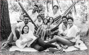 Auch dieses Foto trägt die typische Handschrift von Emilio Barrionuevo: Familie im Grünen.