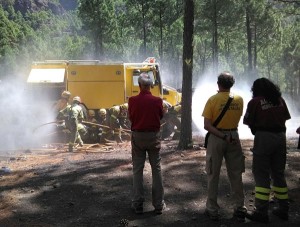 Die Gefahr ist noch nicht vorbei: Cabildo-Mitarbeiter beim Training zur Waldbrandbekämpfung.