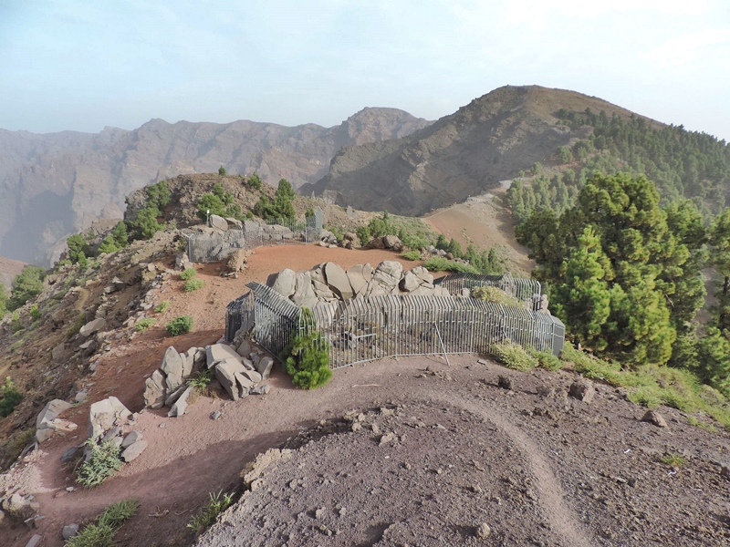 Zaun an Felsritzungen repariert. Der von Vandalen zerstörte Zaun um die Petroglyphen von La Erita am Pico de La Sabina wurde instand gesetzt. Nach Angaben des Cabildos mussten Arbeiten dieser Art an dieser Zone am Rande der Caldera wegen mitwilliger Beschädigungen schon zum zweiten Mal durchgeführt werden. Die Felsritzungen der Ureinwohner von La Erita gehören zu den ältesten archäologischen Fundstätten auf La Palma; 1922 wurden die mehr als 60 geometrischen Motive entdeckt.