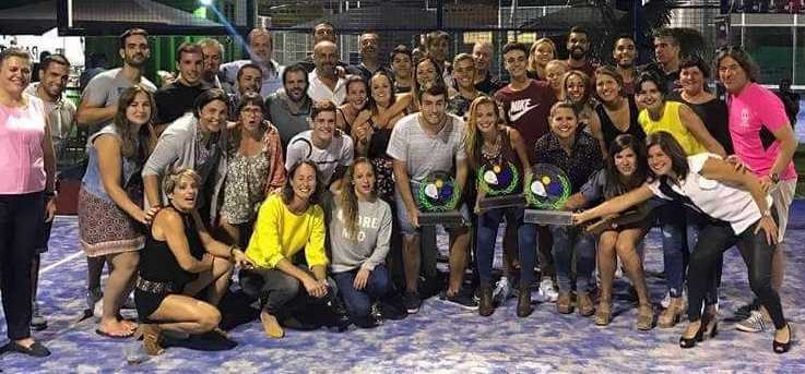 Padel-Tennis-Sieger 2017. Die diesjährigen Gewinner der Liga Insular de Pádel von La Palma stehen fest: Bei den Männern schwangen die Herren von Pádel Tazacorte das Racket am Erfolgreichsten; bei den Damen setzte sich das Team von Pádel Miraflores an die Spitze der Liga. Inselsporträtin Ascensión Rodríguez sieht nach diesem zweiten Insel-Wettbewerb im Padel-Tennis einen klaren Trend: „Das Interesse an dieser Sportart steigt ständig, das wurde durch die hohe Zahl der TeilnehmerInnen und Zuschauer bewiesen“.