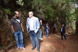 Inselpräsident Anselmo Pestana (rechts) beim Begutachten der Schäden in San Antonio del Monte: