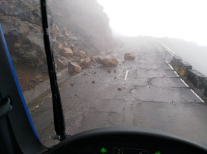 Steinschläge auf der LP-3 zum Roque des Los Muchachos: Die Aufräumarbeiten laufen. Foto: Cabildo