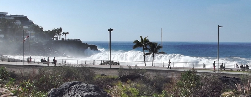 Hohe Brandung in Puerto Naos: Die Wetterfrösche warnen davor am Dienstag. Achtung: Unbedingt die gehissten Flaggen beachten: gelb bedeutet absolute Vorsicht, rot heißt Lebensgefahr. Nur wenn die grünen Fahnen am Strand wehen, kann man gefahrlos baden.