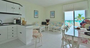 Kurzfristig frei geworden: Apartment mit Meerblick am Strand von Puerto Naos. Foto: La Palma 24