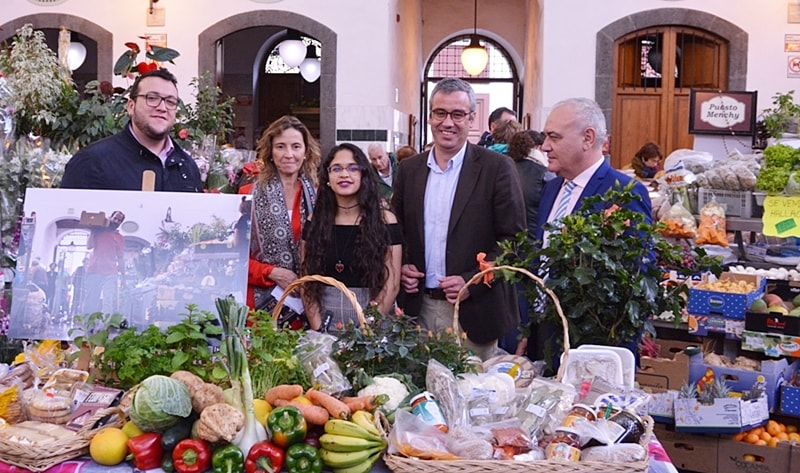 Junge Palmera bei nationalen Fotopreis ganz vorn. Beim Wettbewerb des spanischen Wirtschaftsministeriums mit dem Titel Ven a tu mercado – Komm auf Deinen Markt – gewann Thaimar Villegas aus Santa Cruz den ersten Preis. Die junge Frau hatte ein Foto von der Markthalle der Hauptstadt von La Palma eingereicht, die La Recova genannt wird. Ihr Preis ist ein Warengutschein im Wert von 500 Euro zum Einkauf in der altehrwürdigen Einkaufszentrale an der Avenida del Puente. 