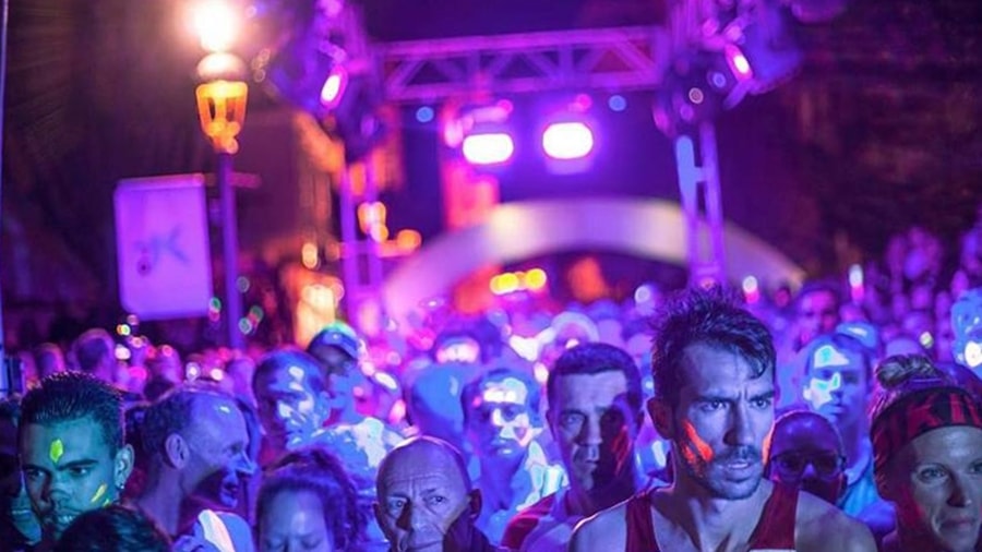 Neon Run schon gut gebucht. Die Rennleitung des Neon Run Spain informiert, dass schon circa 60 Proyent der Plätze dieses Nachtlaufs durch Los Llanos am 24. März 2018 belegt sind. Das Rennen wird in drei Kategorien durchgeführt: Kids, 5KM und 10KM. Integriert sind die kanarischen Meisterschaften bei den 5- und 10-Kilometer-Strecken. Am Samstag, 20. Januar 2018, endet die Frist, während der man sich mit ermäßigten Startgebühren einschreiben kann. Alle weiteren Infos auf der Neon Run Spain-Website.