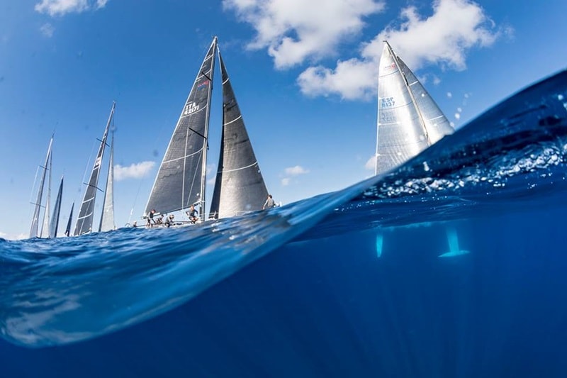 Regatta Canarias-Madeira kommt wieder. Die seit 1978 neunmal durchgeführte Regatta zwischen dem Archipel der Kanaren und Madeira wird vom 4. bis 8. September 2018 erneut gestartet. Bei der 10. Auflage des internationalen Wettsegelns starten die Boote erstmals im Hafen von La Palma auf die 291 Seemeilen lange Strecke zum Ziel in Funchal, der Hauptstadt der Blumeninsel im Atlantik. Es gibt zwei Klassen – ORC und OPEN, Organisatoren ist der Club Naval de Funchal und der Real Nuevo Club Náutico de Santa Cruz. Beim bisher letzten Rennen auf hoher See im Jahr 2016 beteiligten sich 49 Boote aus Spanien, Portugal und England. Wie das Cabildo weiter mitteilte, ist während der Regatta Canarias-Madeira ein Rahmenprogramm mit gastronomischen, kulturellen und touristischen Events geplant. Zur Internetseite des Real Club Náutico hier klicken.