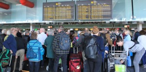 Flughafen Santa Cruz de La Palma am Donnerstag, 1. März 2018: Es geht wieder was, das Bild zeigt eincheckende Passagiere. Foto: La Palma 24