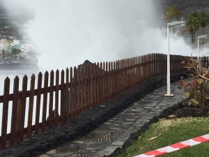 Eine Welle kracht gegen die Schutzmauer vom Hotel Sol in Puerto Naos: Achtung Inselgäste, es gilt nach wie vor höchste Vorsicht an den Küsten! Foto: Barbara Schlüter