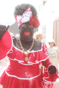 Die Negra Tomasa: Alles wartet, bis die Galleonsfigur des Karnevals in Santa Cruz mit dem Boot anlandet. Foto: Xafi Hernández/www.indianos.info