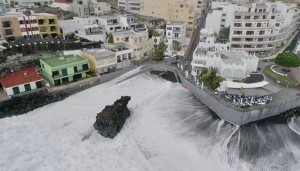 Alarm für Sturm und Regen ist vorbei, aber noch immer gilt die Vorwarnstufe orange für hohe Brandung insbesondere im Westen von La Palma. Bild: Fotogruppe Puerto Naos